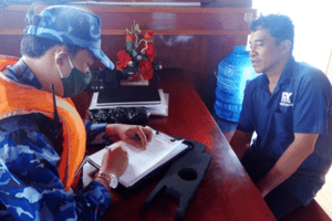 Cảnh sát biển bắt giữ 3 tàu cá chở 200.000 lít dầu không rõ nguồn gốc