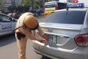 Che biển kiểm soát xe là hành vi thiếu văn minh