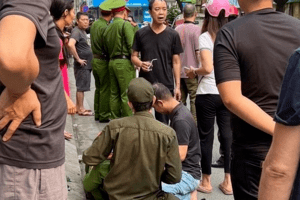 Truy tìm tài xế ô tô hất văng cảnh sát lên nắp capo