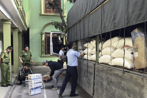 QLTT Nghệ An: Tạm giữ gần 3 tấn đường cát và hàng nghìn chai bia, rượu, sữa nhập lậu