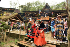 Trải nghiệm thú vị cùng trang phục dân tộc tại bản Cát Cát