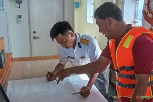 Tìm kiếm ngư dân mất tích trên vùng biển Trường Sa