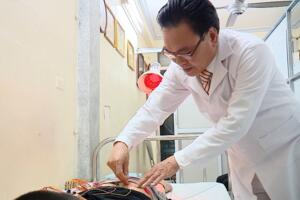 Bác sĩ với bàn tay vàng và tấm lòng nhân ái