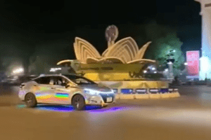 Lập hồ sơ xử lý đối tượng lái ô tô “làm xiếc” trước Nhà hát Lớn Hà Nội