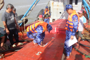 Đấu tranh với thủ đoạn buôn lậu xăng dầu trên biển