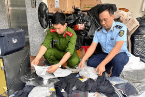 Quản lý thị trường Hà Nội: tạm giữ trên 250 sản phẩm thời trang có dấu hiệu giả mạo