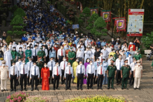 Lãnh đạo Thành phố Hồ Chí Minh và đông đảo người dân dâng hương Giỗ Tổ Hùng Vương