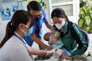Bảo vệ sức khỏe trẻ em bằng cách tiêm vaccine đầy đủ