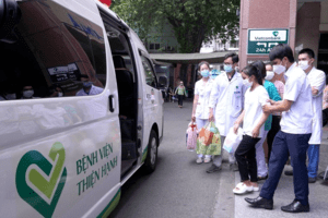 Bệnh nhân bị cây xanh đổ đè sức khoẻ tiến triển tốt, được đón về Đắk Lắk điều trị