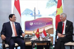 Hội nghị Cấp cao ASEAN lần thứ 42: Thủ tướng Phạm Minh Chính gặp Thủ tướng Singapore Lý Hiển Long