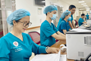Nữ điều dưỡng trưởng tận tâm với nghề