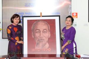 Tiếp nhận tài liệu về Chủ tịch Hồ Chí Minh do gia đình họa sĩ Bùi Trang Chước trao tặng