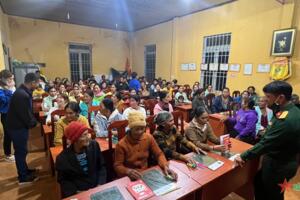 Lớp học xóa mù chữ ở thôn Phi Tô