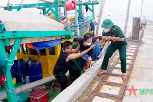 Bộ đội Biên phòng Sóc Trăng tiếp nhận 5 ngư dân bị nạn trên biển vào bờ an toàn