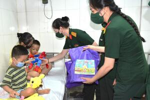 Trao quà tặng các bệnh nhân trẻ em tại Bệnh viện Đa khoa Đống Đa