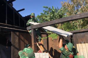 Đồn Biên phòng Na Ngoi hỗ trợ người dân bị hỏa hoạn