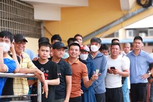 Người hâm mộ xếp hàng mua vé xem trận tuyển Việt Nam và Syria