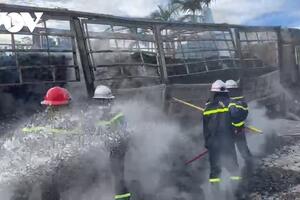 Xe chở than cháy trơ khung trên đường Hồ Chí Minh