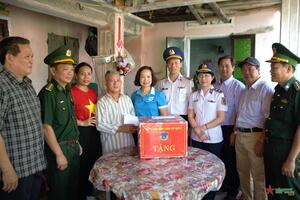 Vùng Cảnh sát biển 2 đồng hành với ngư dân xã đảo Nhơn Châu (TP Quy Nhơn, tỉnh Bình Định)