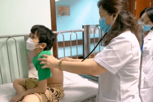 Dấu hiệu phát hiện trẻ mắc viêm phổi do Mycoplasma pneumoniae