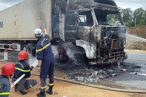 Bình Dương: Hai xe đầu kéo chở container va chạm, bốc cháy dữ dội  ​