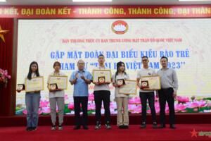 Ủy ban Trung ương Mặt trận Tổ quốc Việt Nam gặp mặt 120 đại biểu kiều bào trẻ dự Trại hè Việt Nam 2023
