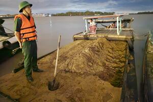 Bắt giữ 2 đối tượng, 2 ghe khai thác cát trái phép trên sông Đồng Nai