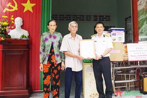 Hải đoàn 129 tặng quà, bàn giao nhà tình nghĩa tại Hậu Giang