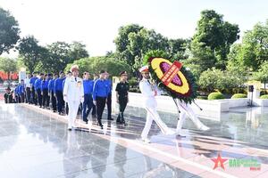 Đoàn đại biểu Trung ương Đoàn Thanh niên Cộng sản Hồ Chí Minh dâng hương tưởng niệm các Anh hùng liệt sĩ