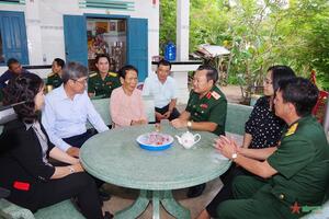 Quân khu 7: Thăm, tặng quà đối tượng chính sách tại Bình Thuận