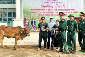 Trao sinh kế giúp dân thoát nghèo