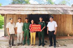 Trao kinh phí xây nhà “Tình nghĩa quân-dân” tặng gia đình chiến sĩ khó khăn
