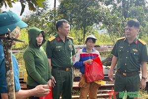 Bộ Chỉ huy quân sự tỉnh Đắk Nông thăm, tặng quà các gia đình bị ảnh hưởng do mưa lũ