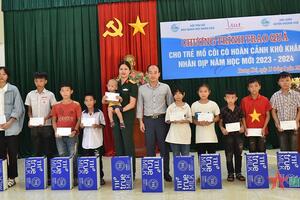 Hội Phụ nữ Báo Quân đội nhân dân trao quà tặng trẻ em có hoàn cảnh khó khăn tại Hương Khê, Hà Tĩnh