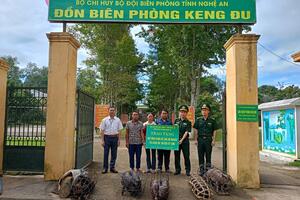Đồn Biên phòng Keng Đu trao tặng mô hình sinh kế cho hộ nghèo trên địa bàn biên giới