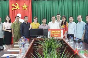 Thành phố Điện Biên Phủ trao 20 bộ máy tính tặng huyện Muang Khua, tỉnh Phongsaly (Lào)