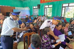 Chung sức cùng ngư dân gỡ “thẻ vàng”