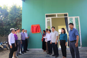 Báo Đắk Lắk và Công ty Điện lực Đắk Lắk bàn giao nhà tình nghĩa tại huyện Lắk