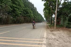Nhiều xe máy đi ngược chiều trên đường gom Đại lộ Thăng Long