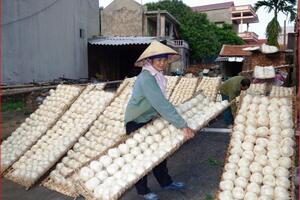 Nỗi lo thiếu lao động ở làng nghề bánh đa Lộ Cương