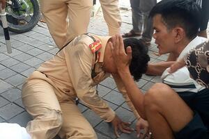 Thanh Hóa: Tạm giữ thanh niên tông xe mô tô vào cảnh sát giao thông