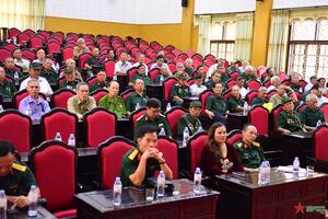 Báo Quân đội nhân dân phối hợp với các doanh nghiệp tặng quà nạn nhân chất độc da cam