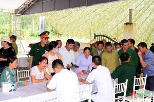 Tổ chức khám bệnh, cấp thuốc miễn phí cho đồng bào dân tộc khu vực biên giới huyện Mường Khương