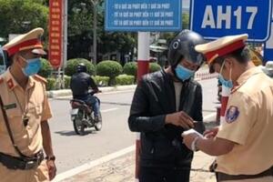 Cảnh sát giao thông được kiểm tra giấy tờ gì?