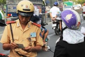 Quên mang giấy tờ xe có được nhờ người thân mang đến?