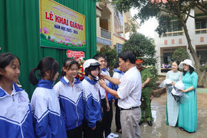 Tặng 400 mũ bảo hiểm cho học sinh huyện Buôn Đôn và Ea Súp nhân dịp khai giảng năm học mới