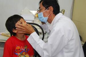 Dịch đau mắt đỏ lan rộng, cẩn trọng khi dùng thuốc