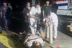 Trực thăng chở 3 bệnh nhân từ đảo Sinh Tồn về đất liền cấp cứu