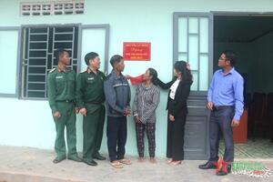 Binh nhất Liêng Hót Ha Thanh được đơn vị tặng nhà mới