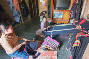 Miệt mài bên khung dệt